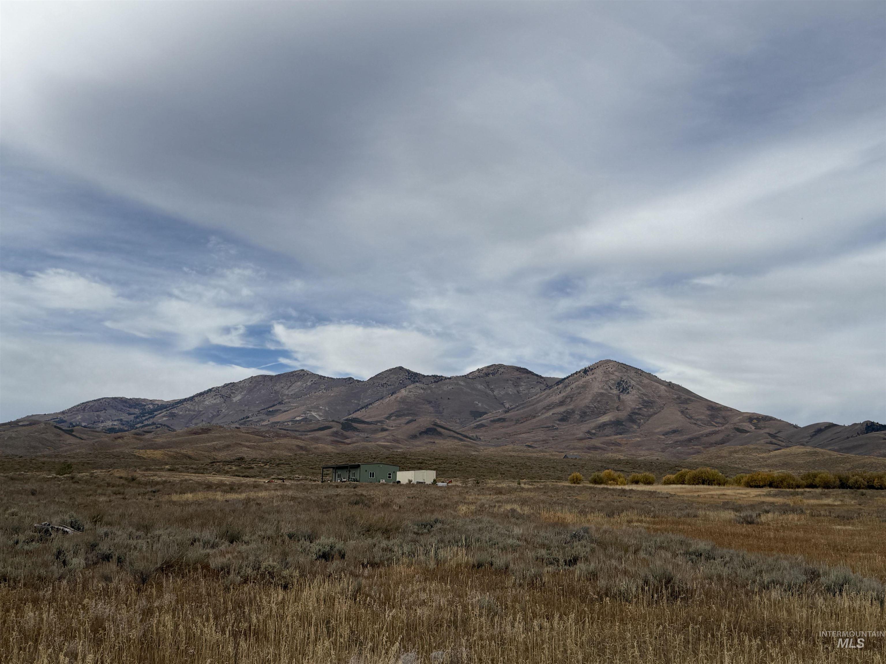 view of property with mountain backdrop