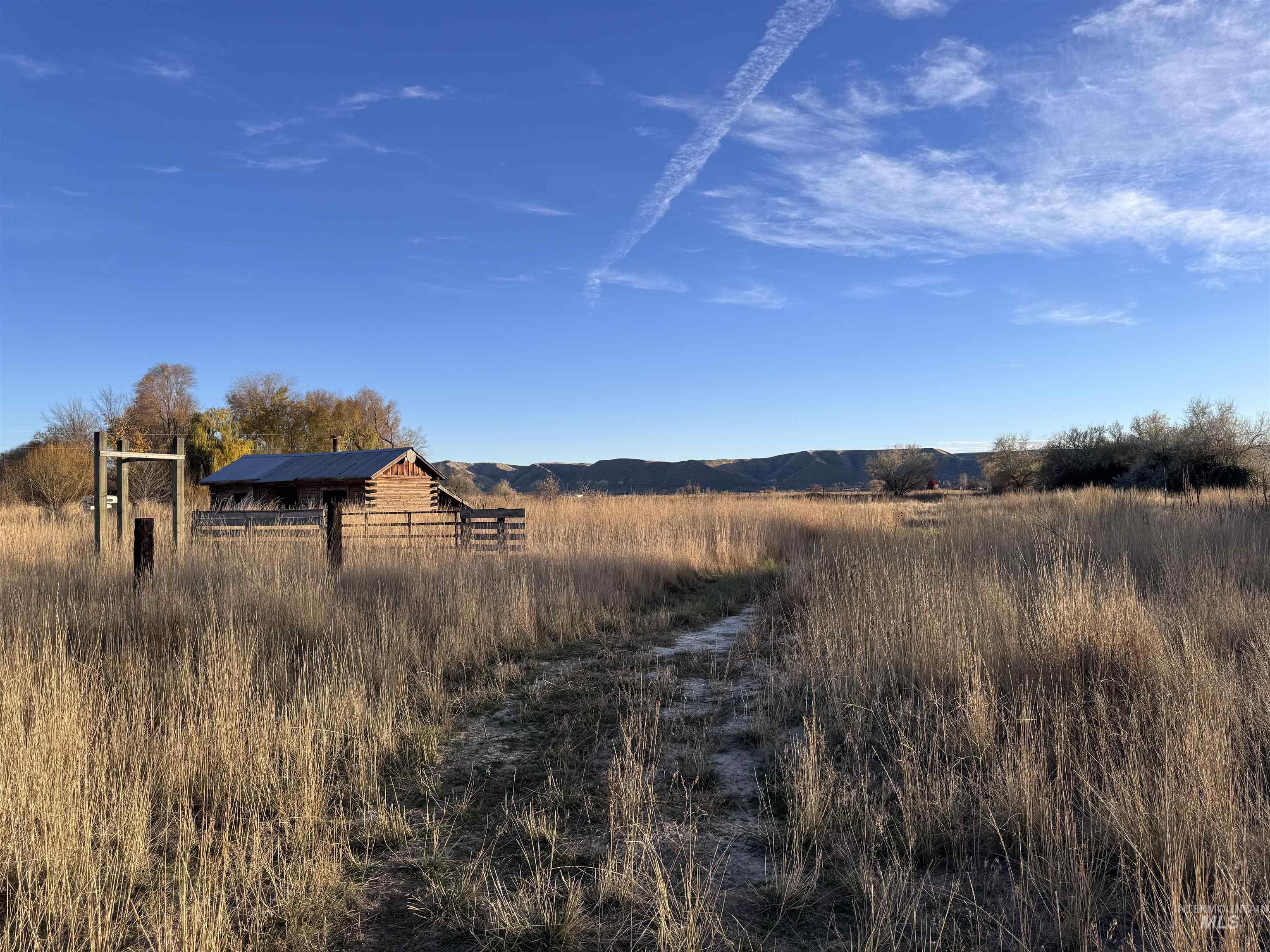 View of yard with a mountain view and a view of rural / pastoral area