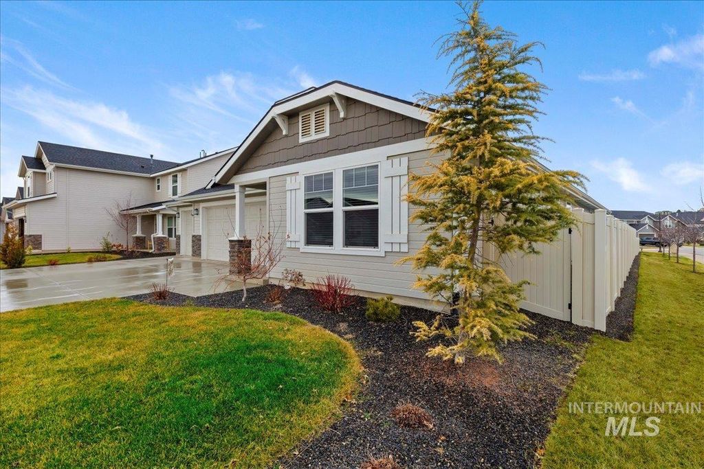 Photo of 10064 W Gladiola St, Star, ID 83669 (MLS # 98975405)