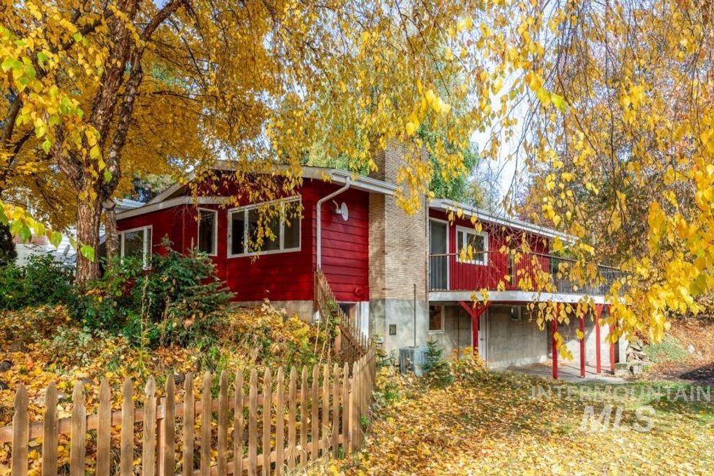 Photo of 912 Lewis St, Moscow, ID 83843 (MLS # 98966432)