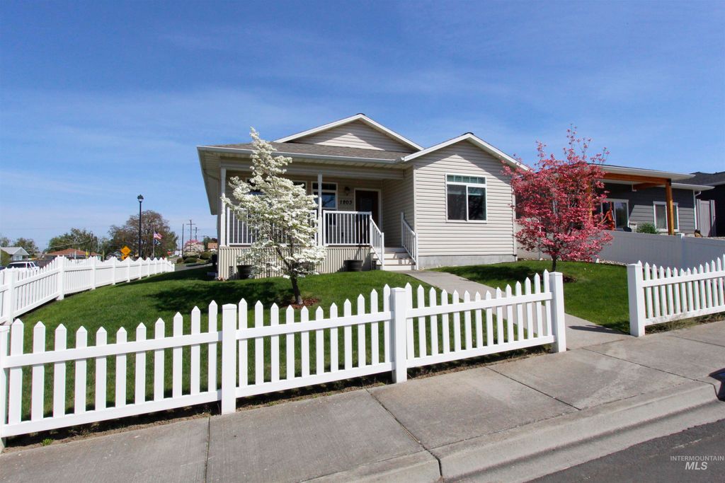 Photo of 1803 16th St, Lewiston, ID 83501 (MLS # 98983075)