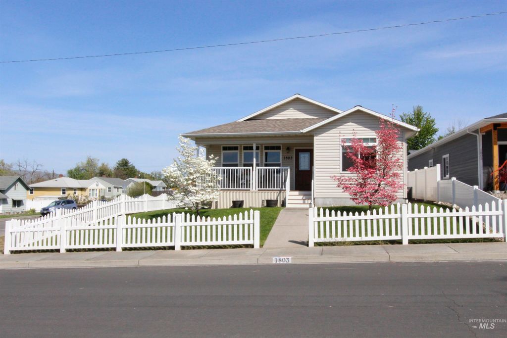 Photo of 1803 16th St, Lewiston, ID 83501 (MLS # 98983075)