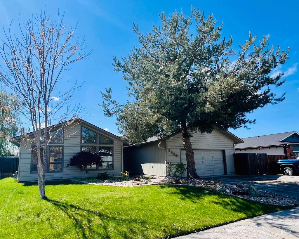 Photo of 1852 NW 5th Ave, Ontario, OR 97914 (MLS # 98982339)