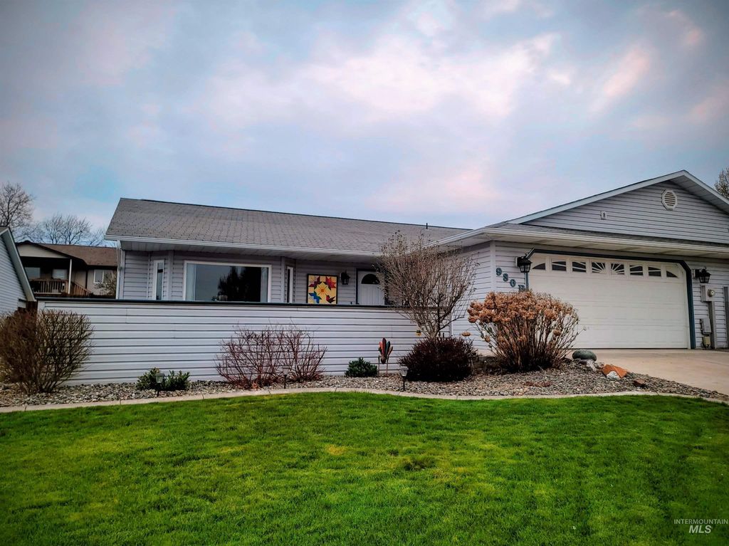 Photo of 930 Cypress Ct #B, Lewiston, ID 83501 (MLS # 98979167)