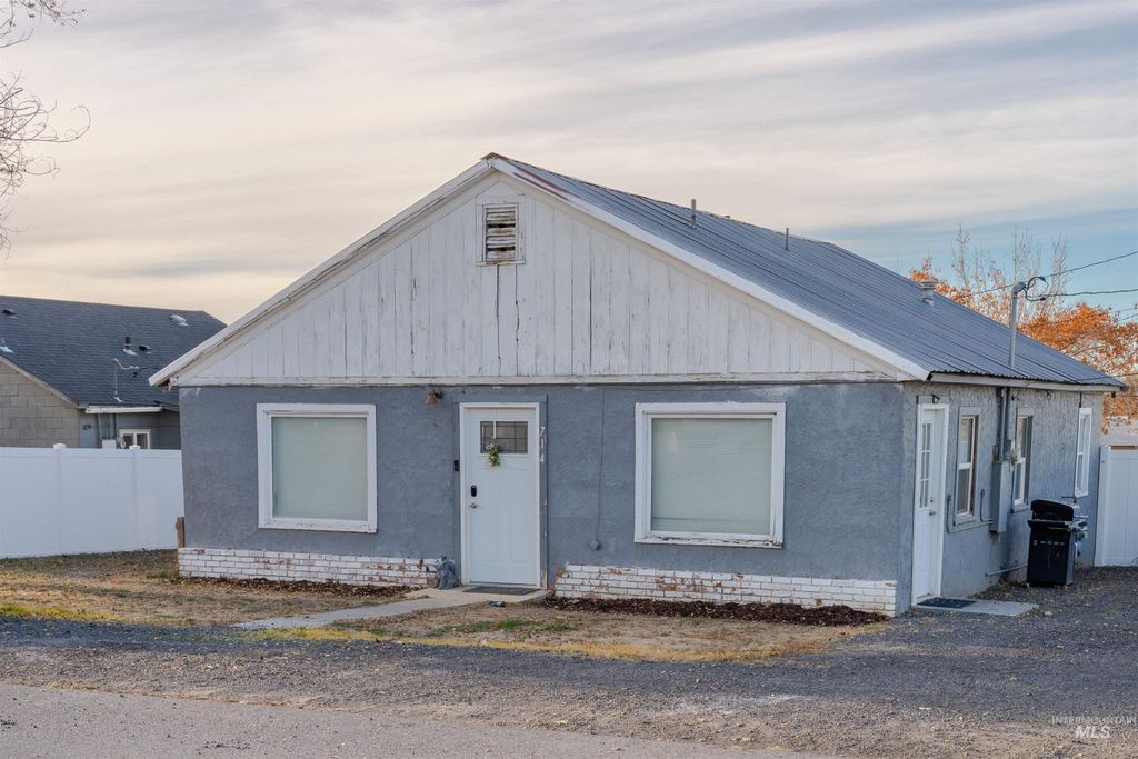 Photo of 714 Linden Street, Buhl, ID 83316 (MLS # 98967959)