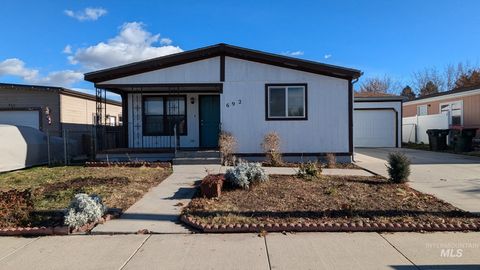 Photo of 692 NW 15th St, Meridian, ID 83642 (MLS # 98969411)