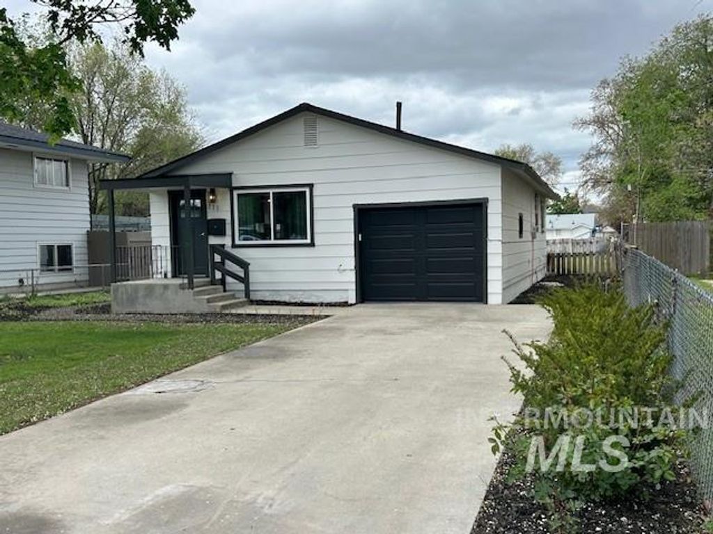 Photo of 111 Diamond St, Nampa, ID 83686 (MLS # 98983401)