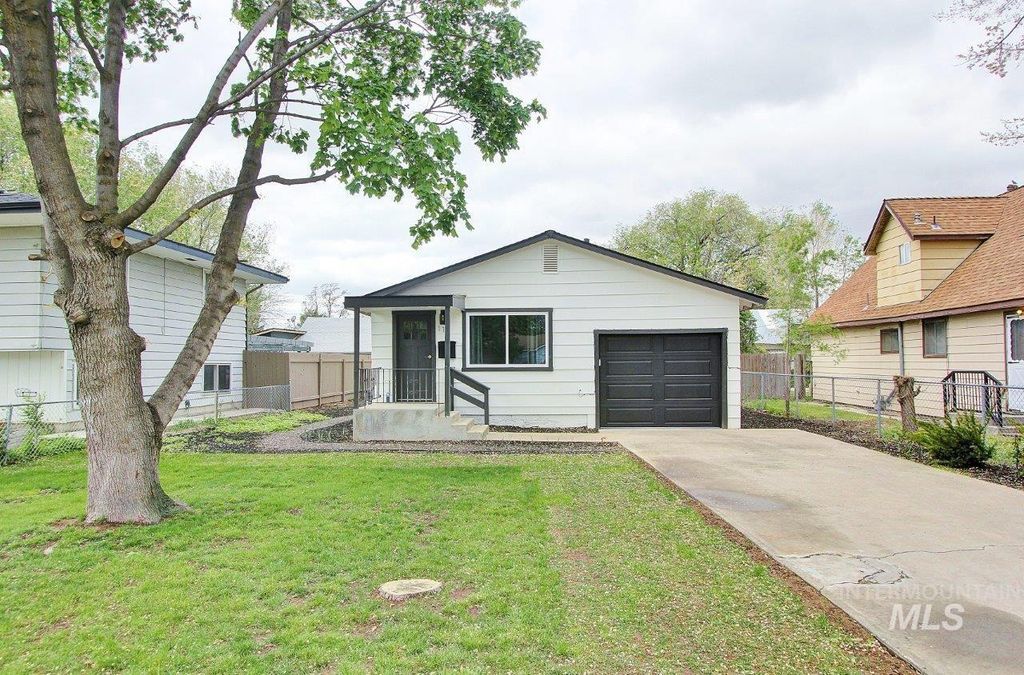 Photo of 111 Diamond St, Nampa, ID 83686 (MLS # 98983401)