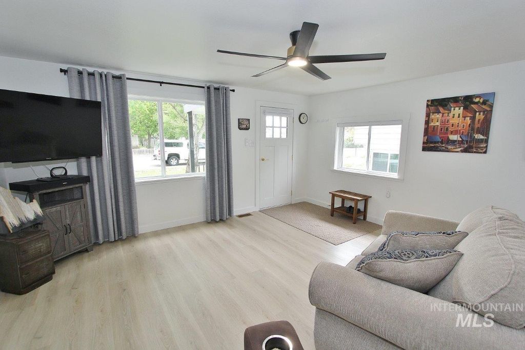 Photo of 111 Diamond St, Nampa, ID 83686 (MLS # 98983401)