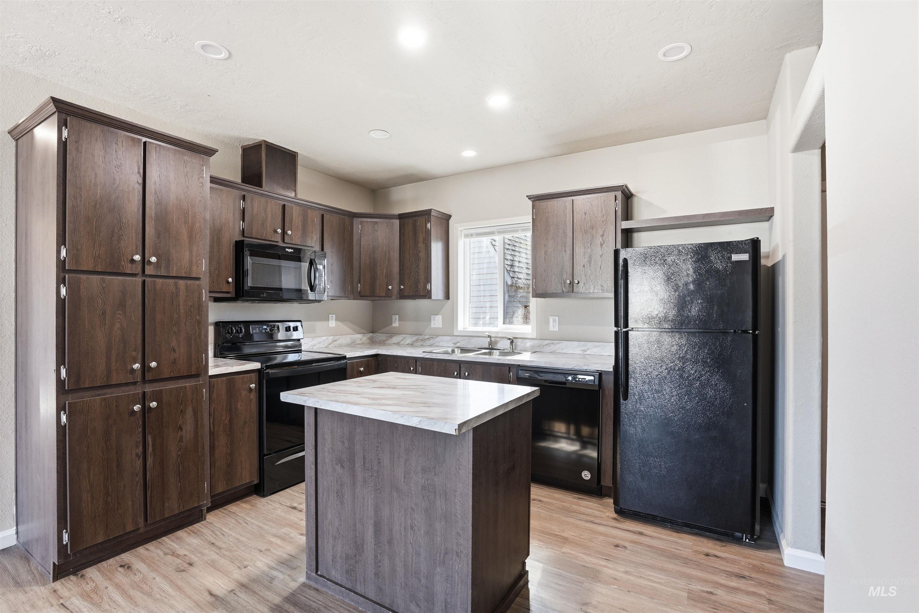 352 & 374 E E Idaho St