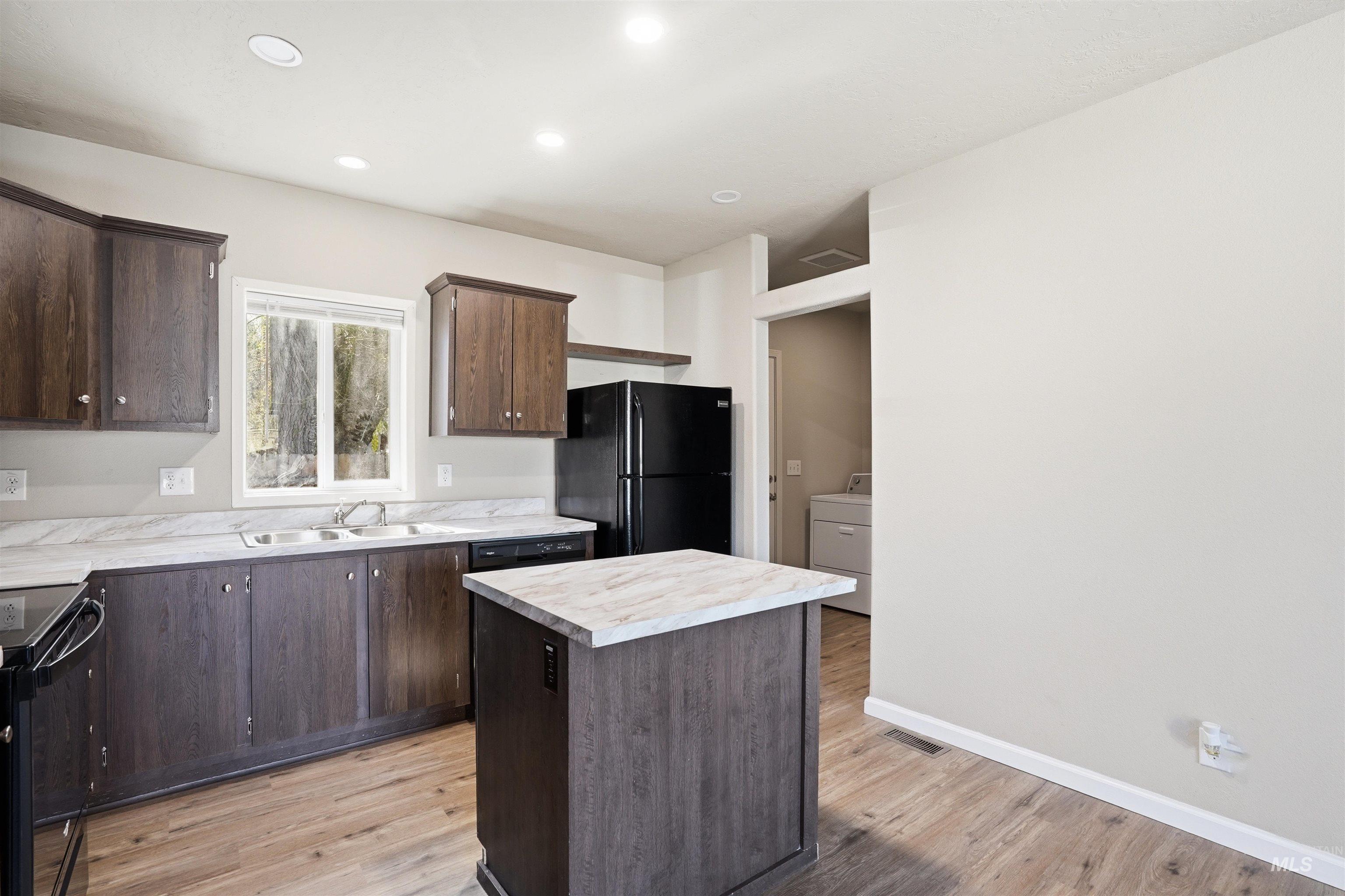 352 & 374 E E Idaho St