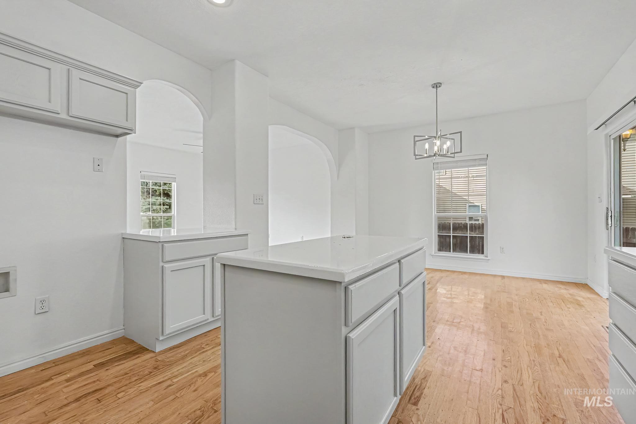 2564 N Monaco