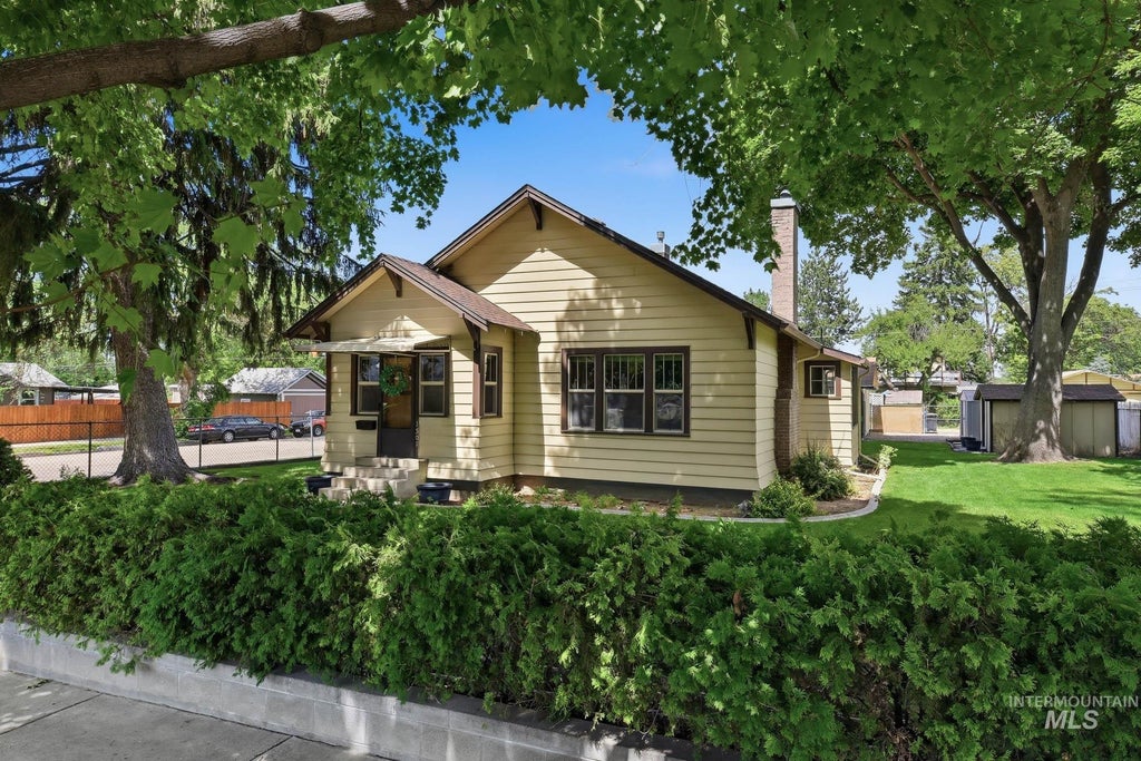 Photo of 1501 Blaine St, Caldwell, ID 83605 (MLS # 98989591)