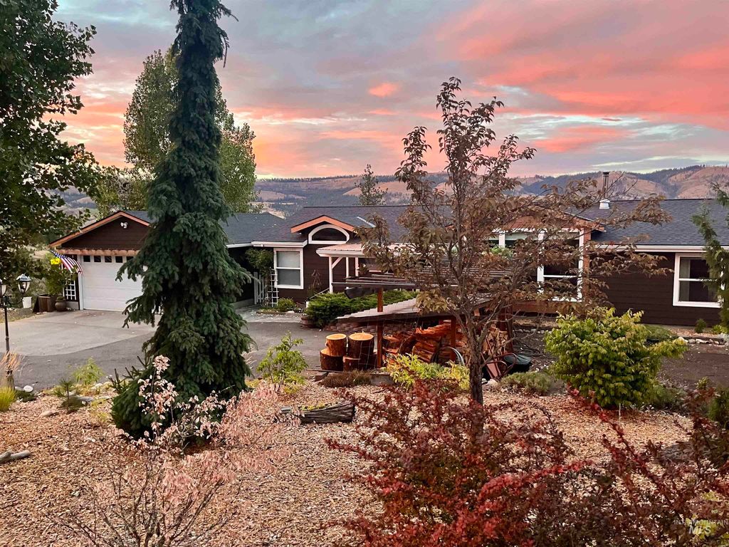 Photo of 831 Crest Drive, Kamiah, ID 83536 (MLS # 98958785)