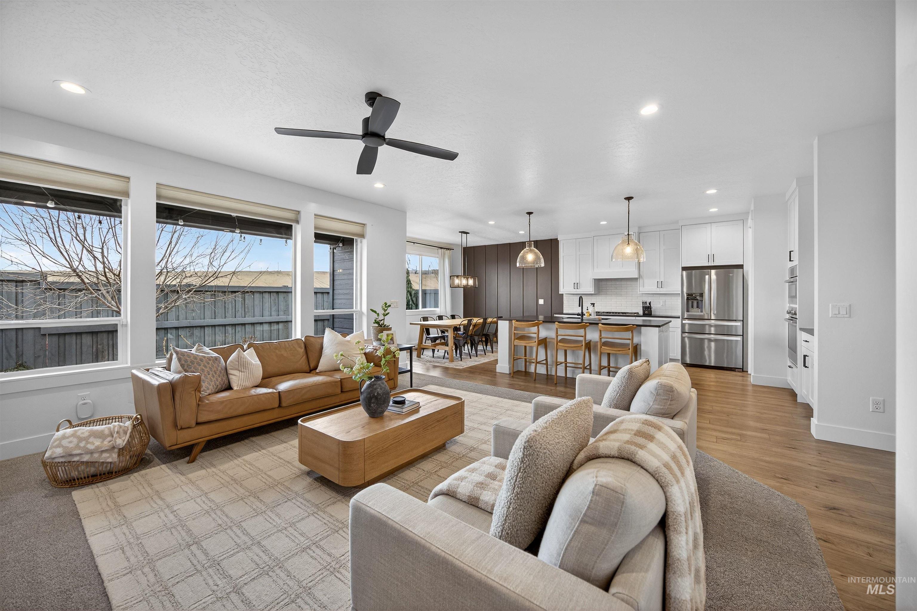 3327 E Collingwood Dr