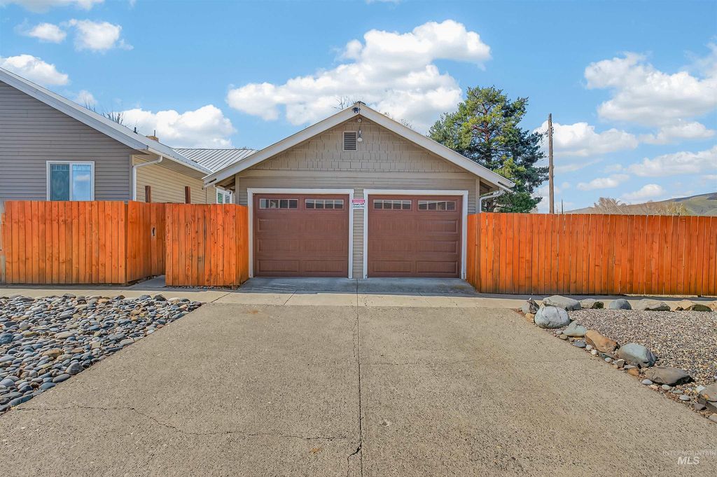 Photo of 1025 Ave Ave, Lewiston, ID 83501 (MLS # 98979696)