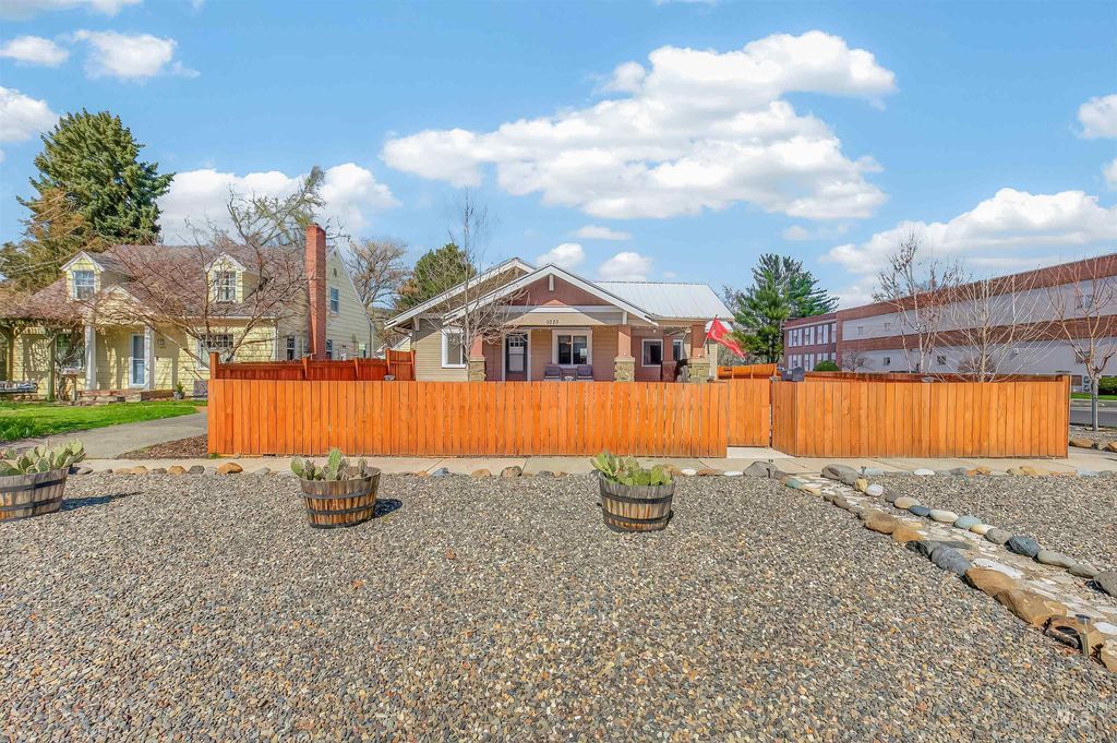 Photo of 1025 Ave Ave, Lewiston, ID 83501 (MLS # 98979696)