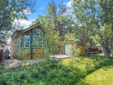 Photo of 30 F Street, Cascade, ID 83611 (MLS # 98959439)