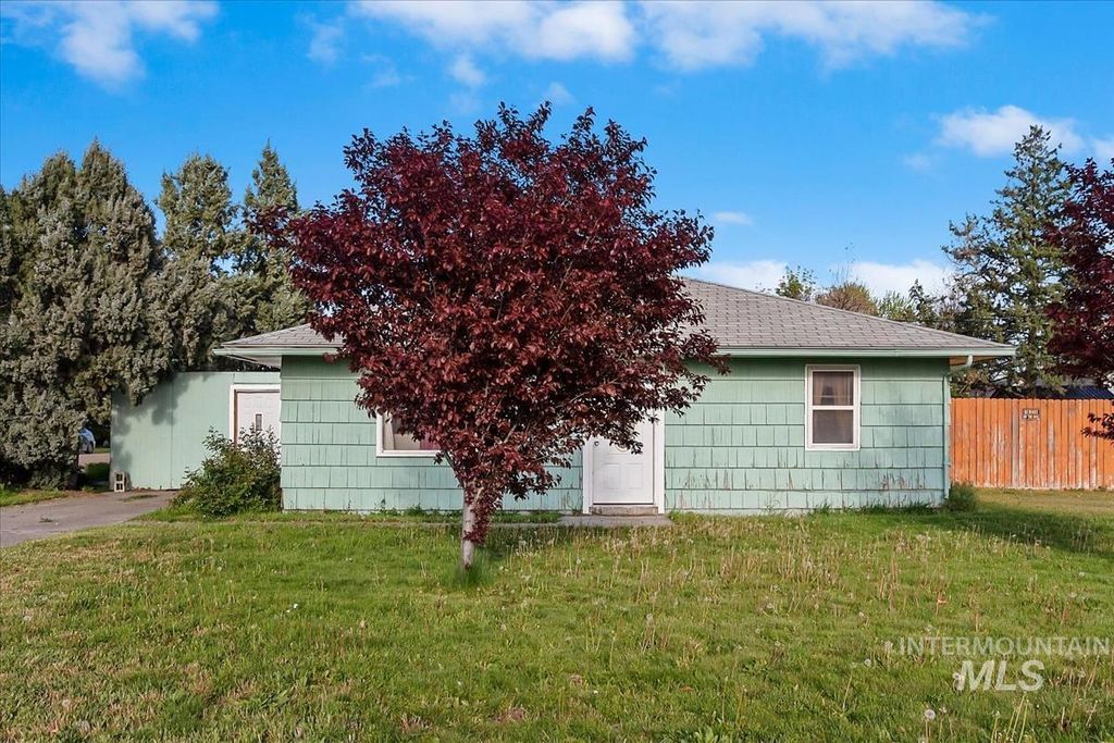 Photo of 404 S Whitley Dr, Fruitland, ID 83619 (MLS # 98984360)