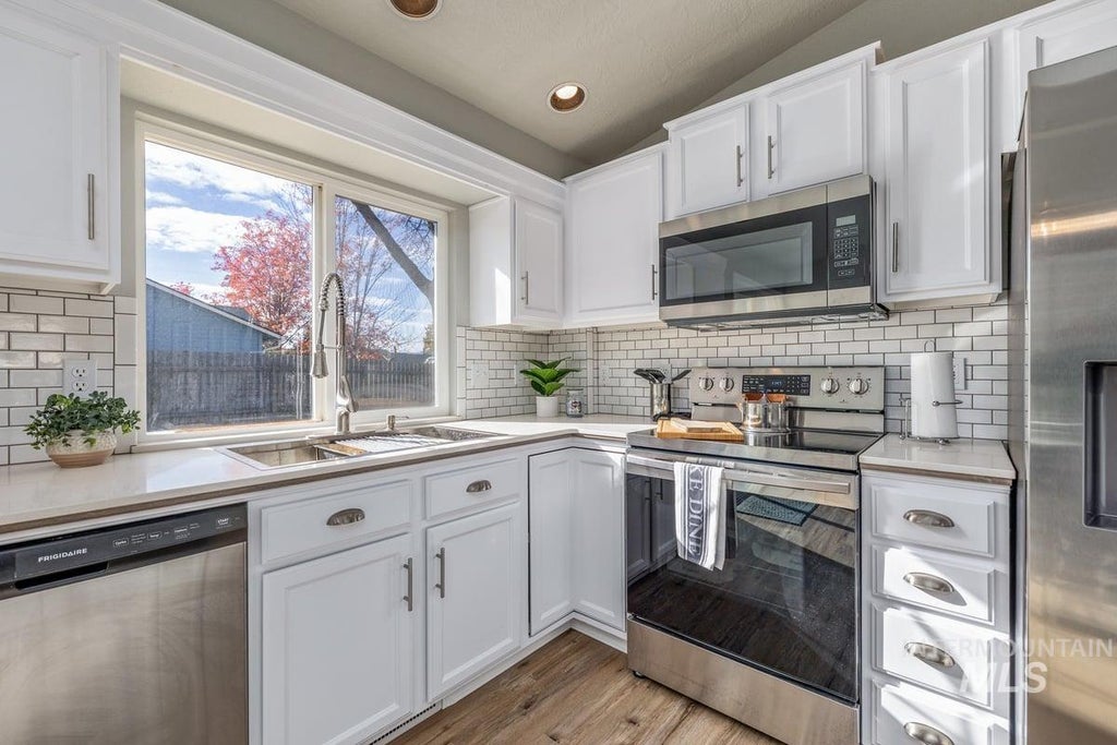 Photo of 10359 W Greenleaf Ct, Boise, ID 83704 (MLS # 99005228)