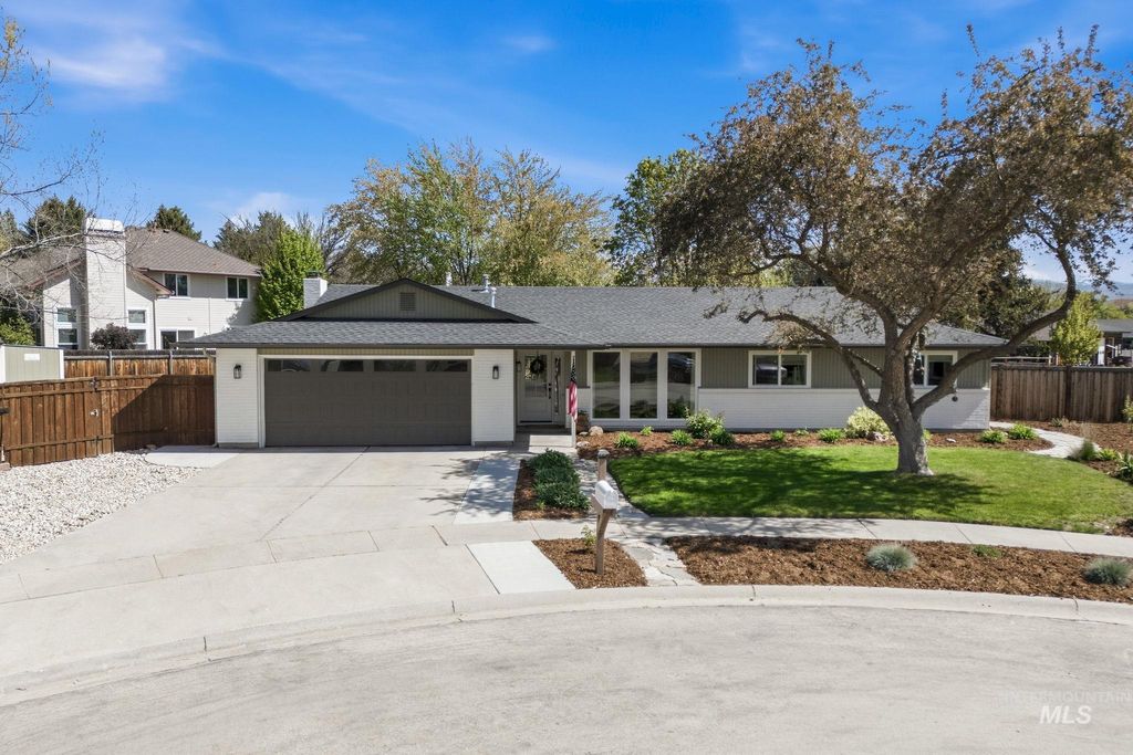 Photo of 1380 W Cerramar Ct, Eagle, ID 83616 (MLS # 98984130)