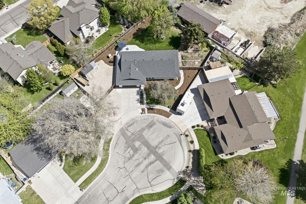 Photo of 1380 W Cerramar Ct, Eagle, ID 83616 (MLS # 98984130)