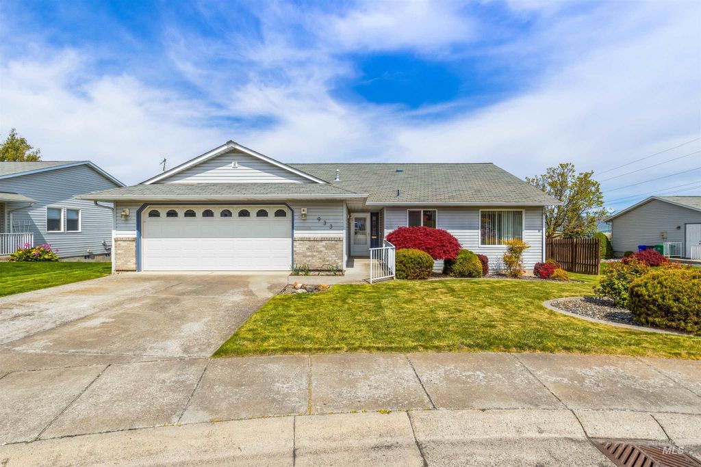 Photo of 933 Court Ct, Lewiston, ID 83501 (MLS # 98982816)