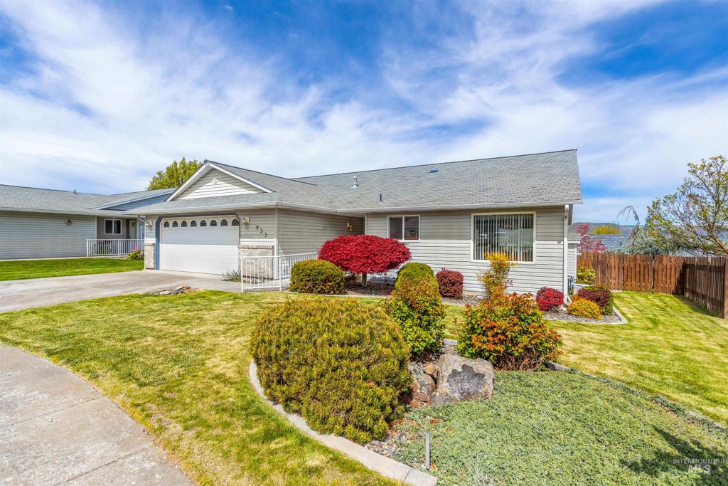 Photo of 933 Court Ct, Lewiston, ID 83501 (MLS # 98982816)