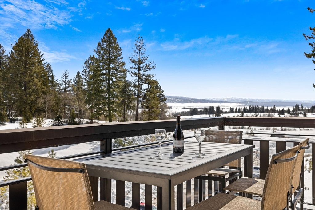 Photo of 780 Village Drive #412, Donnelly, ID 83615 (MLS # 98942353)