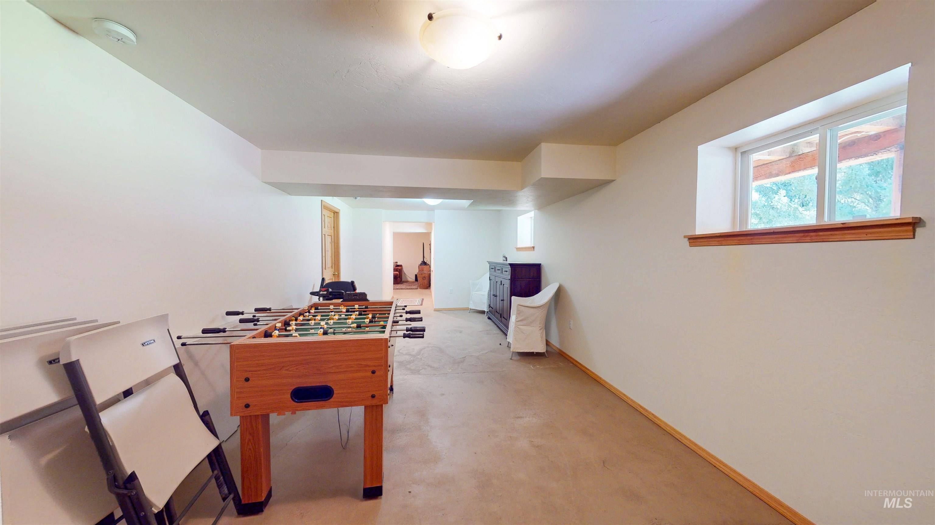 Playroom featuring baseboards