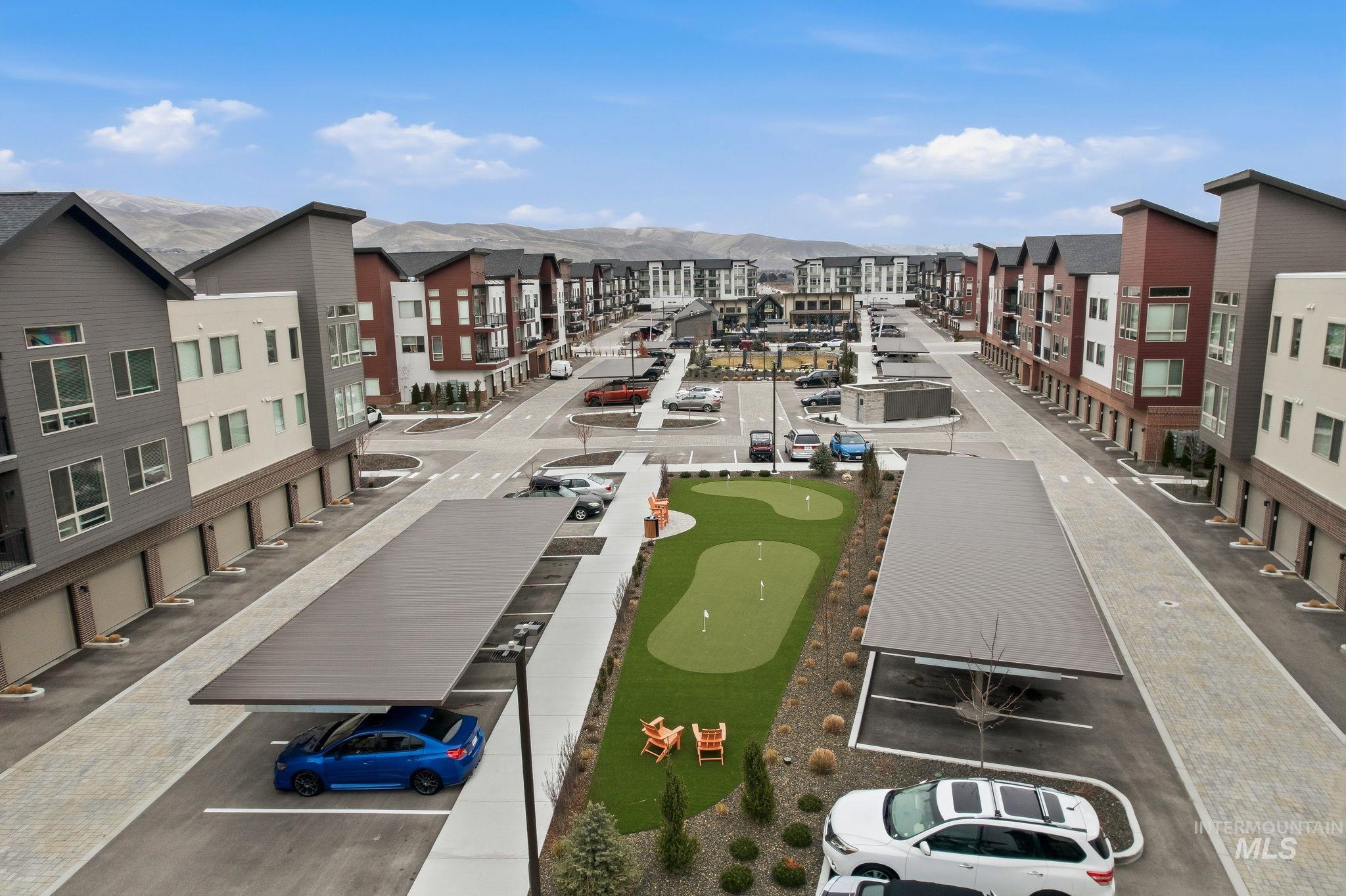 View of property's community featuring a putting green and a mountain view