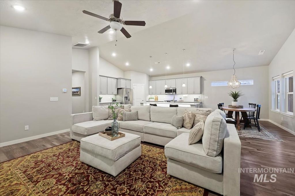 Photo of 182 W Waukesha St, Meridian, ID 83646 (MLS # 98969185)