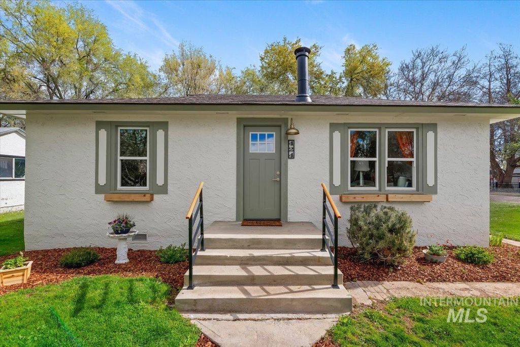 Photo of 424 8th St N St, Nampa, ID 83687 (MLS # 98982696)