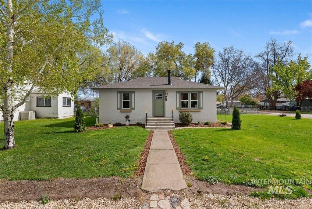 Photo of 424 8th St N St, Nampa, ID 83687 (MLS # 98982696)