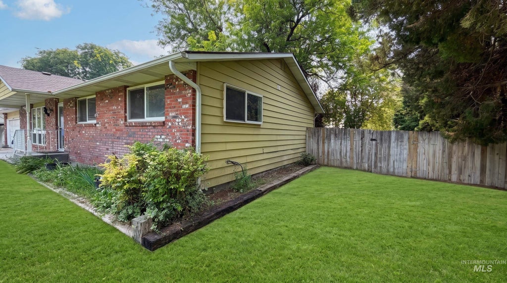 Photo of 2819 Shamrock Ave, Nampa, ID 83686 (MLS # 98995907)