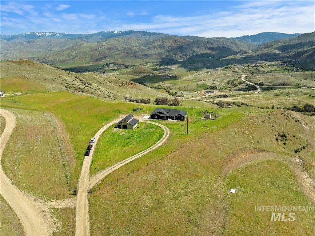Photo of 34 Deirdre Dr, Horseshoe Bend, ID 83629 (MLS # 98961849)