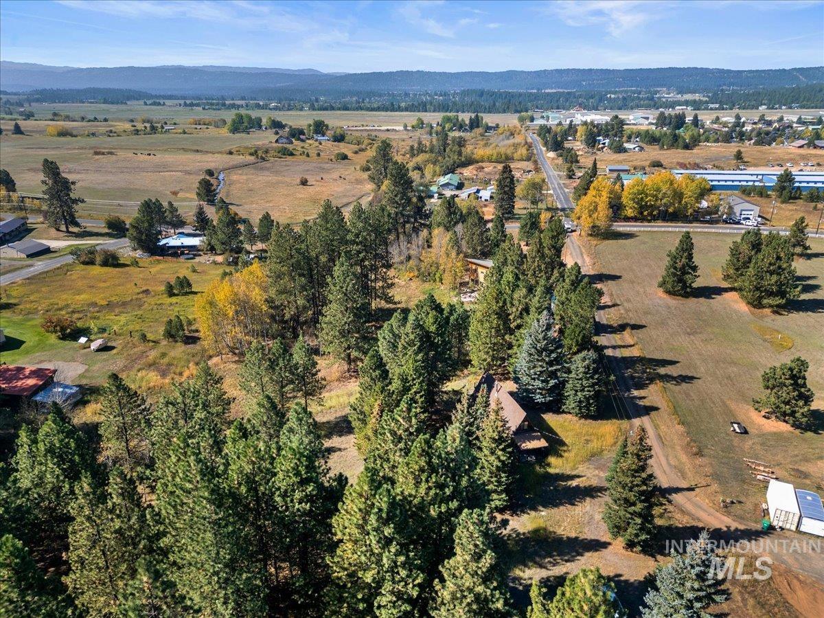 Aerial view of property's location featuring mountains