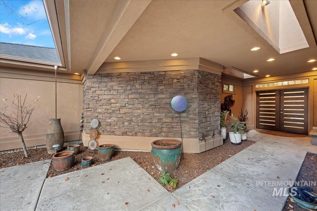 Photo of 2586 S Creek Pointe Lane, Eagle, ID 83616 (MLS # 98977910)