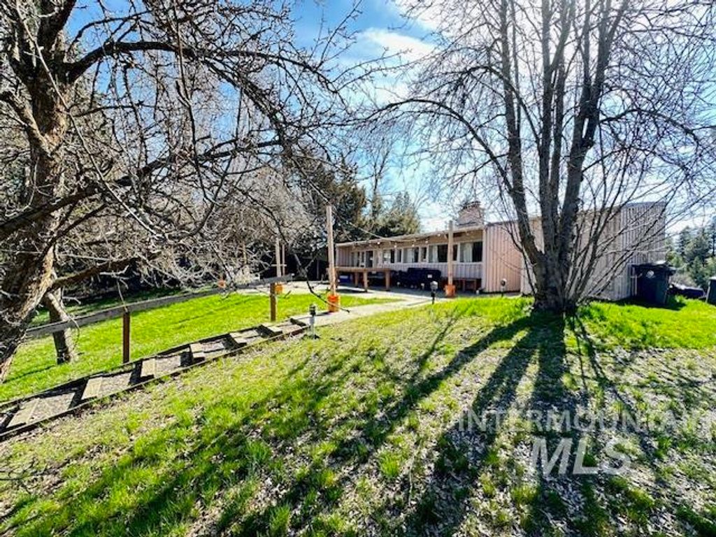Photo of 325 Taylor Ave, Moscow, ID 83843 (MLS # 98980300)