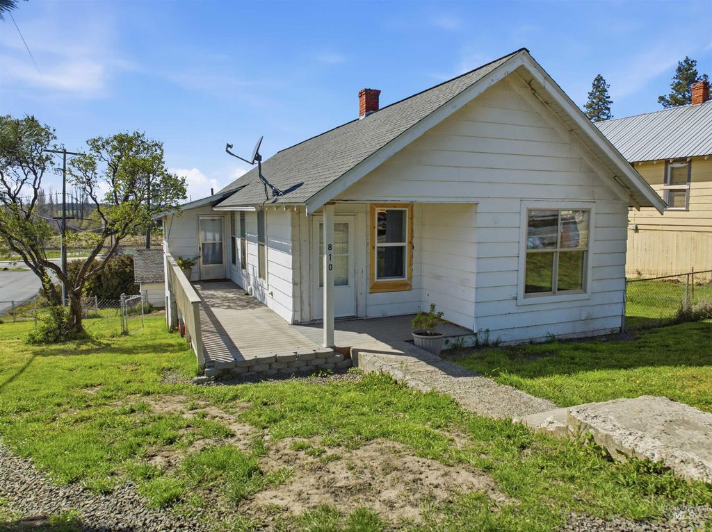 Photo of 810 Pine St, Potlatch, ID 83855 (MLS # 98983956)