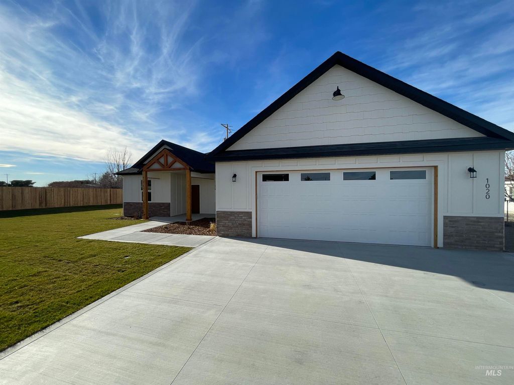 Photo of 1020 S Adell Ave, Filer, ID 83328 (MLS # 98970448)