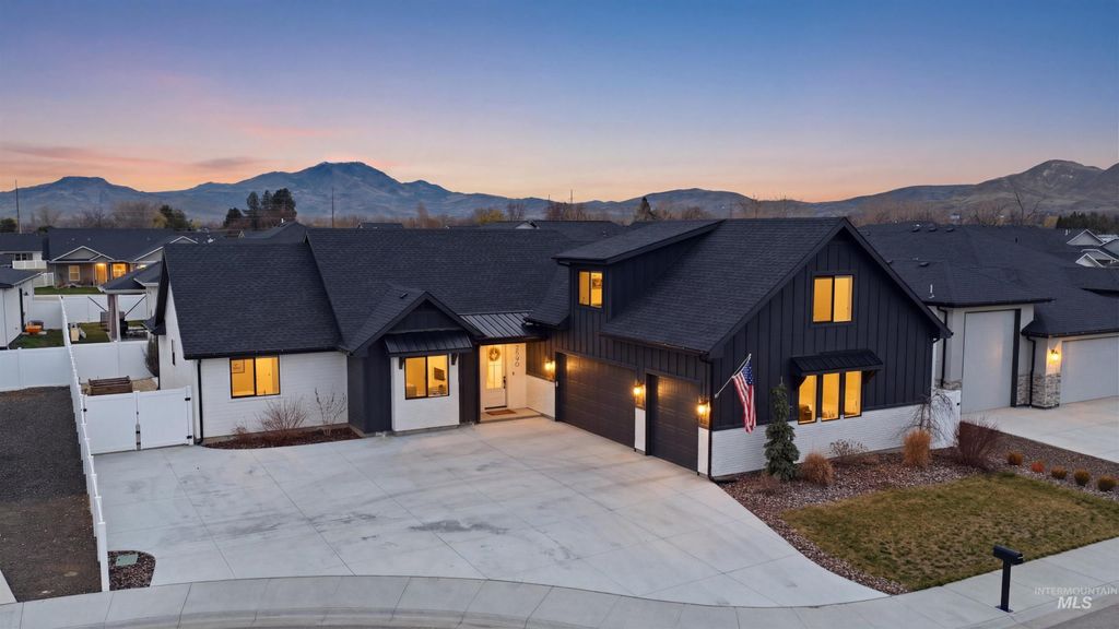 Photo of 2590 E Mcintosh Ct, Emmett, ID 83617 (MLS # 98979451)