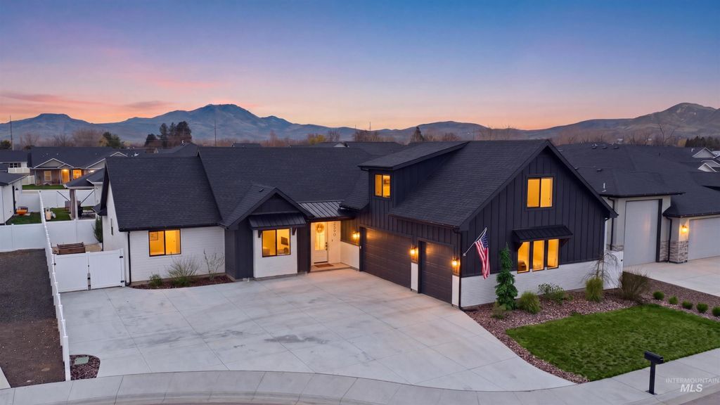 Photo of 2590 E Mcintosh Ct, Emmett, ID 83617 (MLS # 98979451)