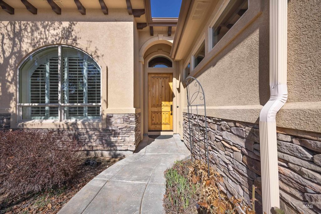 Photo of 1664 W Par Ct, Eagle, ID 83616 (MLS # 98949422)