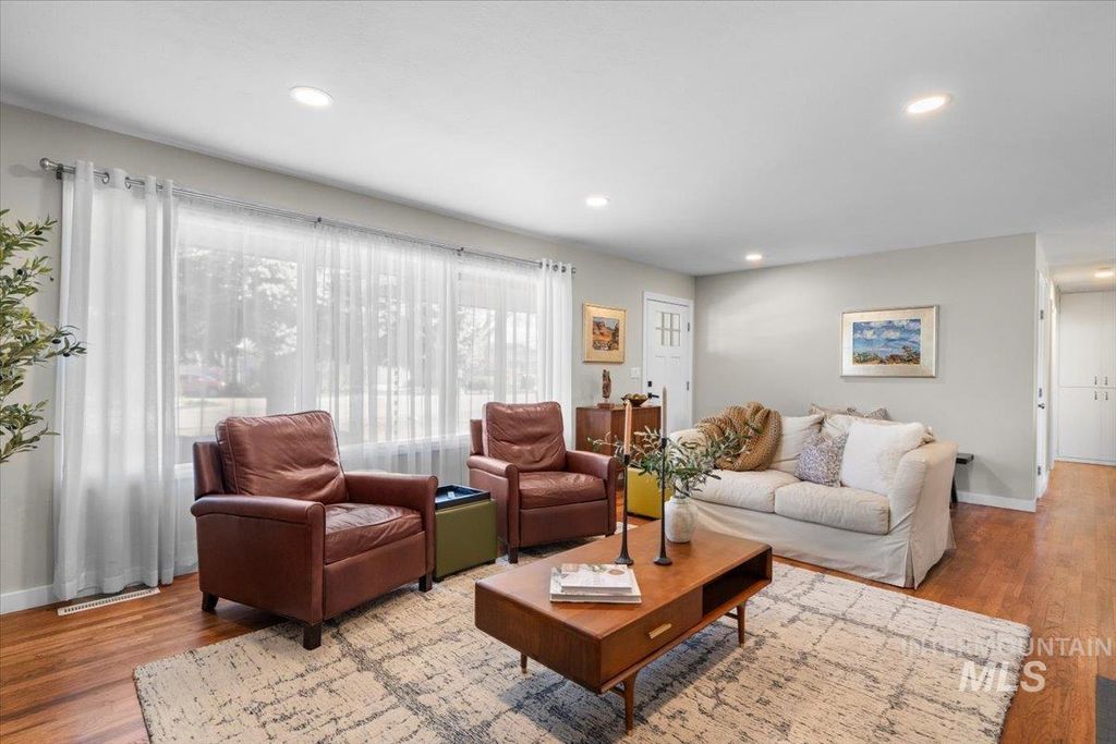 Photo of 4813 W Hillcrest Dr, Boise, ID 83705 (MLS # 98981138)