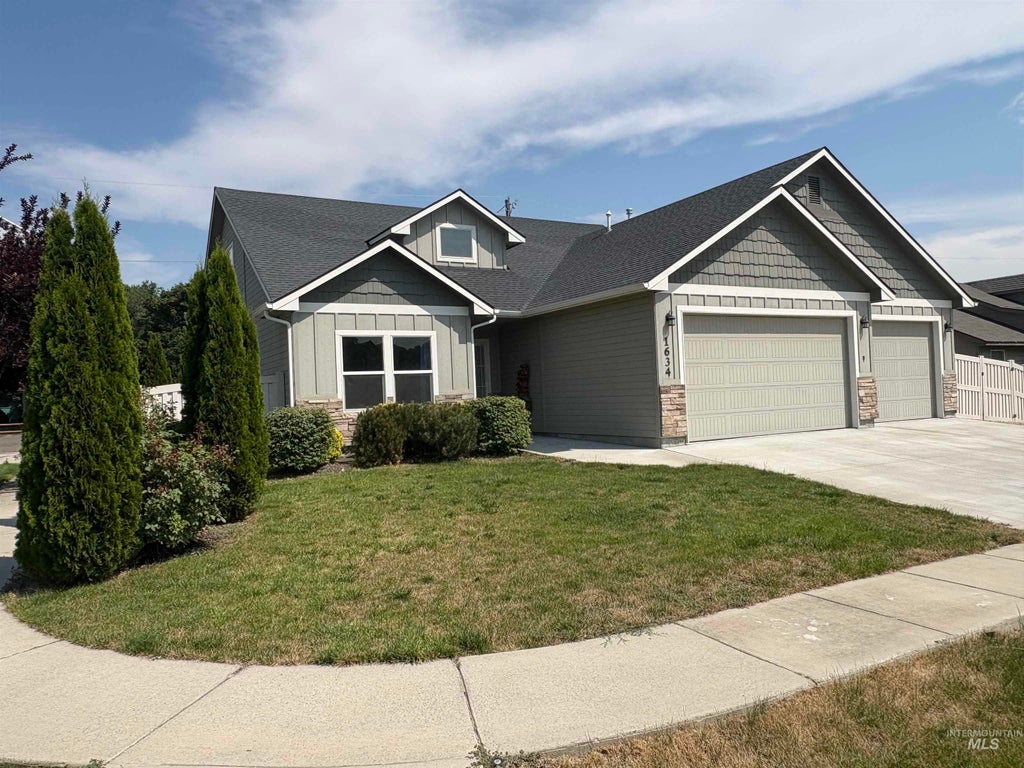 Photo of 1634 Oak Ave, Fruitland, ID 83619 (MLS # 98995211)