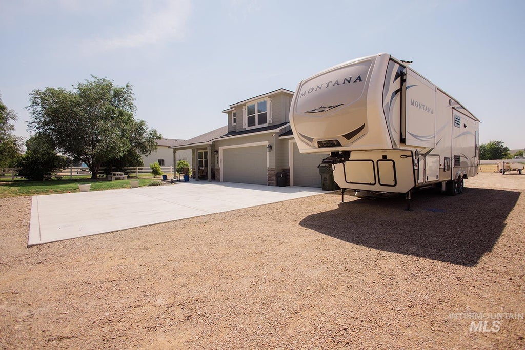 Photo of 865 SE Hamilton Road, Mountain Home, ID 83647 (MLS # 98994645)