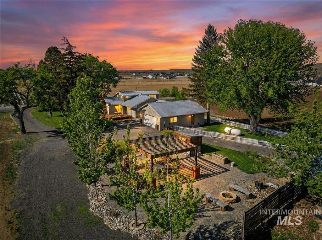 Photo of 1233 E Idaho Blvd, Emmett, ID 83617 (MLS # 98976621)