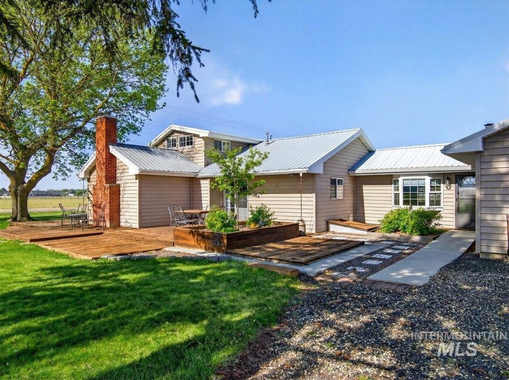 Photo of 1233 E Idaho Blvd, Emmett, ID 83617 (MLS # 98976621)