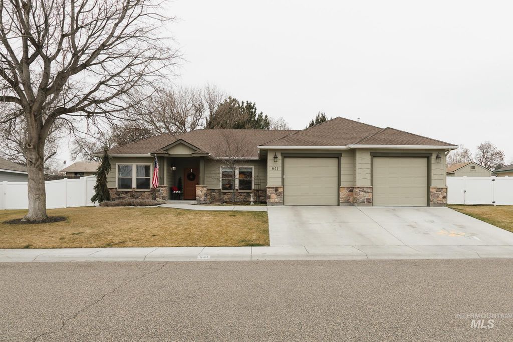 Photo of 641 NW 15th St, Ontario, OR 97914 (MLS # 98972763)